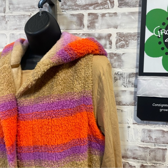 Koolaburra striped Patterned vest and long sleeve under shirt Medium - Picture 2 of 9